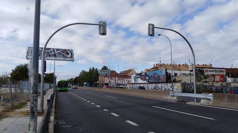 Semáforos en una autovía: la última medida que enciende a los conductores