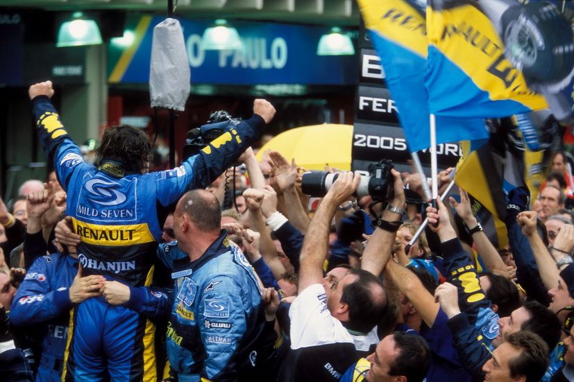 Alonso celebrando su primer título en F1 en el GP de Brasil de 2005