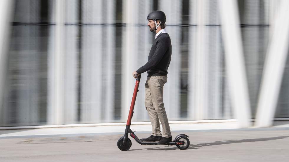 Seat eXS KickScooter: así es el primer patinete eléctrico de Seat (Vídeo)