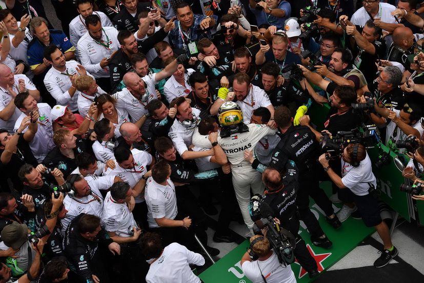 Lewis Hamilton (Mercedes) celebrando la victoria con miembros de su equipo