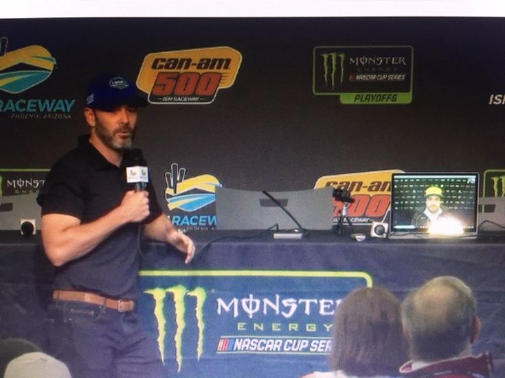 Johnson en Phoneix en videoconferencia con Alonso (en la pantalla pequeña)