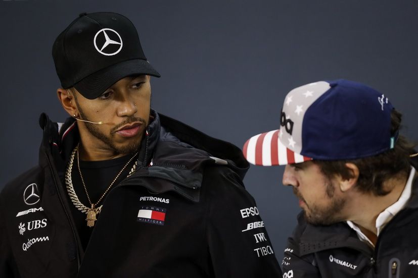 Hamilton conversa con Alonso en el pasado GP de USA