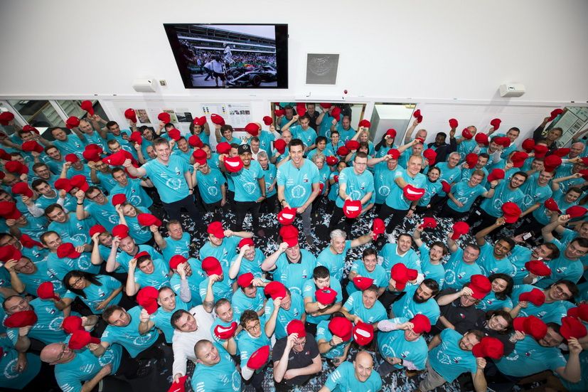 Personal de Brackley rindiendo homenaje a Niki Lauda