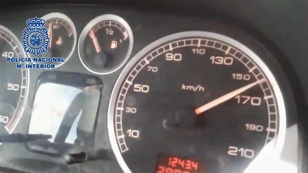 Detenido un padre por grabar y animar a un menor a conducir a 160 km/h