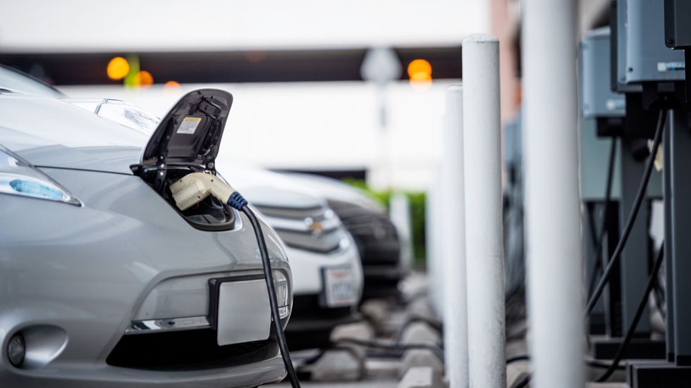 Recorrer 100 km en coche: ¿qué es más barato: Diesel, gasolina o eléctrico?