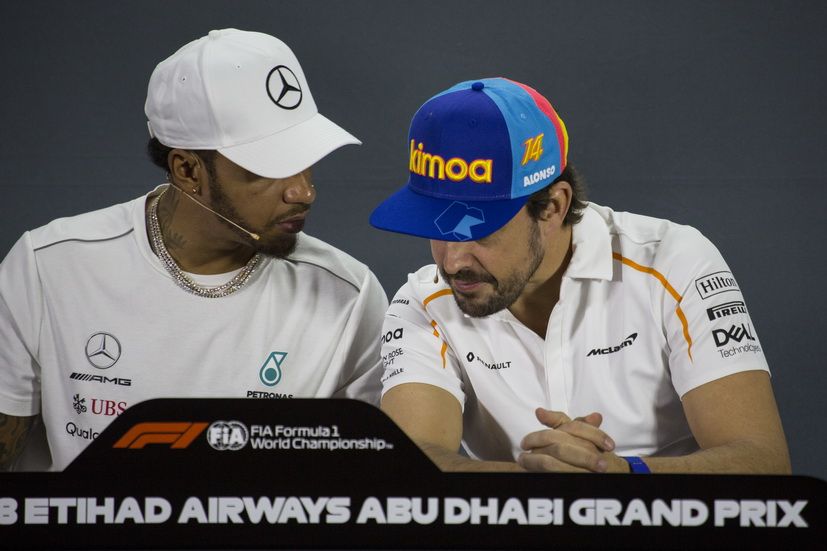 Hamilton habla con Alonso en la rueda de prensa de la FIA
