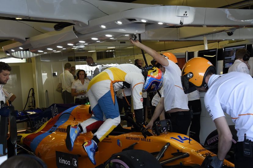 Alonso saliendo de su monoplaza en Yas Marina