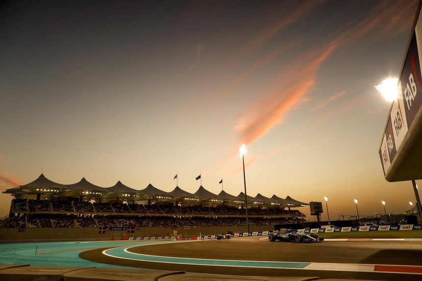 Hamilton en pista, ayer en Yas Marina