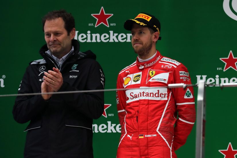 Aldo Costa junto a Vettel en el podio del GP de China de 2019