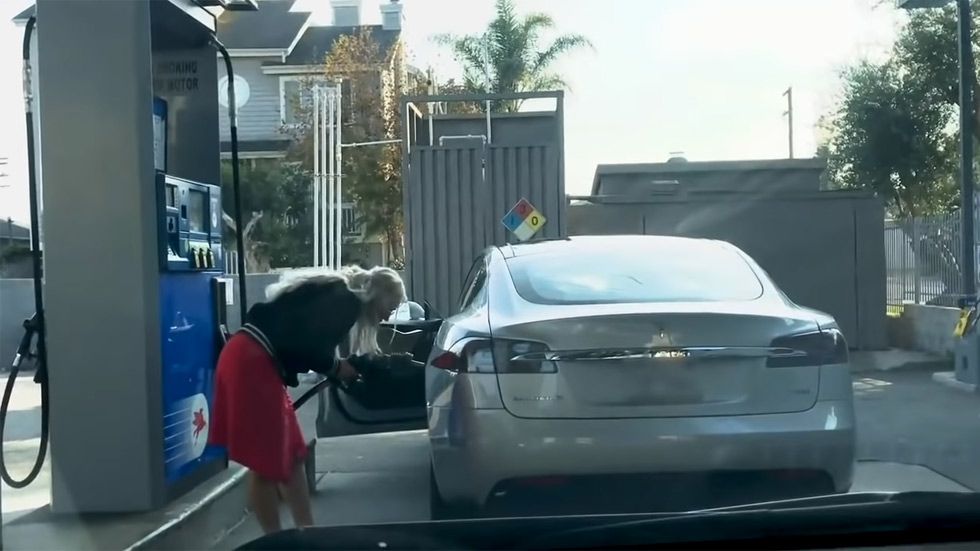 Intenta repostar gasolina en un coche eléctrico (vídeo)