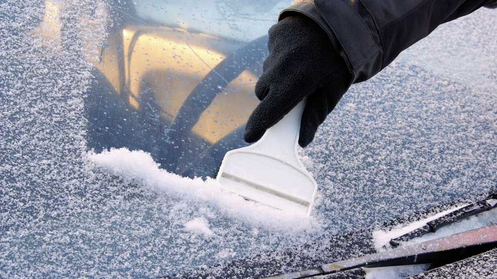 Cómo quitar el hielo del parabrisas del coche: trucos y consejos