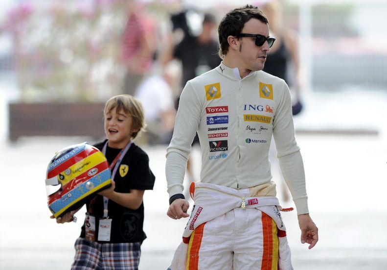 Como ese niño que persigue a Alonso, éste persigue su sueño de ser el más grande en el automovilismo mundial