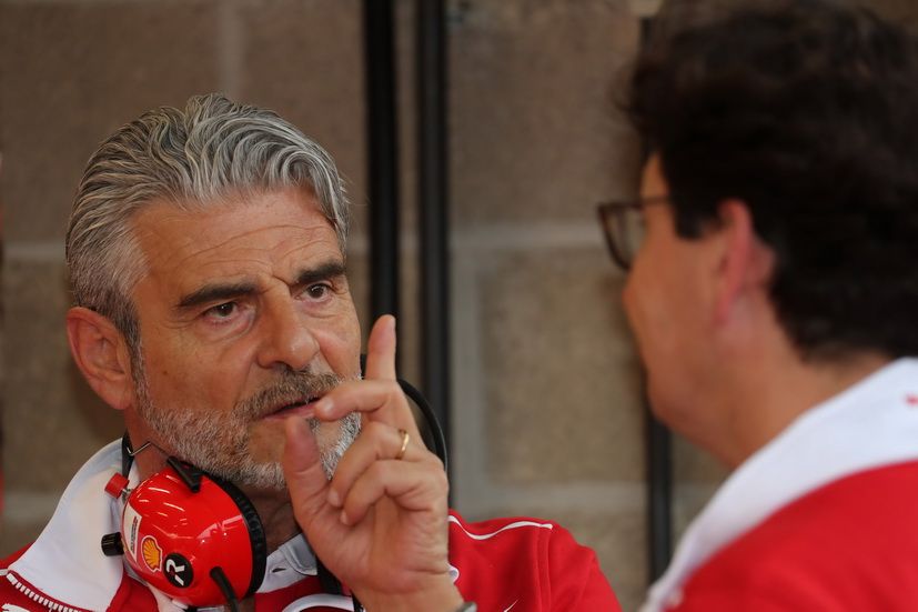 Arrivabene con un gesto típico suyo, frente a Binotto