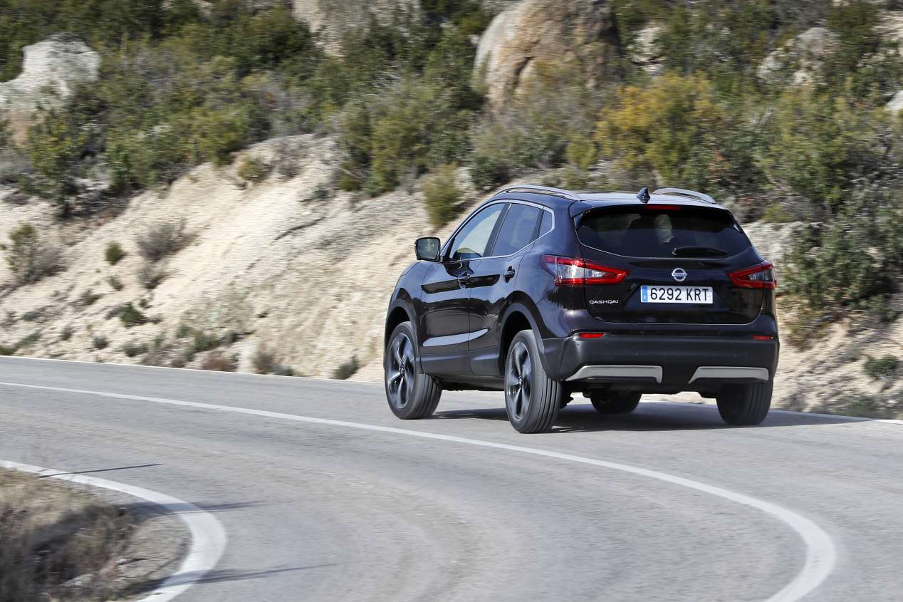 Comparativa SUV de gasolina: Nissan Qashqai DIG-T vs Skoda Karoq TSI