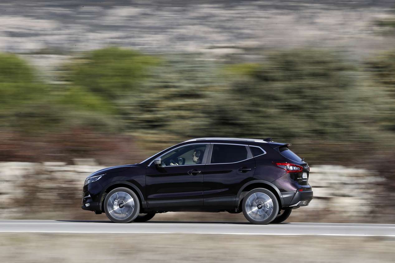 Comparativa SUV de gasolina: Nissan Qashqai DIG-T vs Skoda Karoq TSI