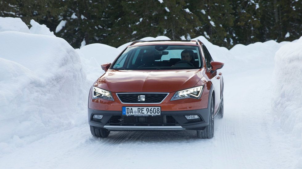 Jordi Gené, piloto profesional, te enseña a conducir sobre nieve (VÍDEO)