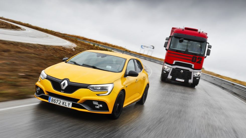 Renault Mégane RS Cup vs Renault Trucks T520: compacto vs camión deportivo