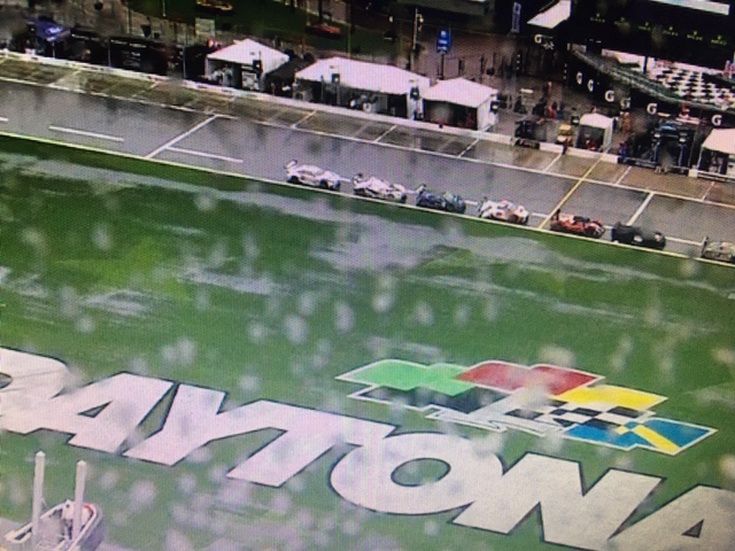 Bandera roja en Daytona con los coches parados