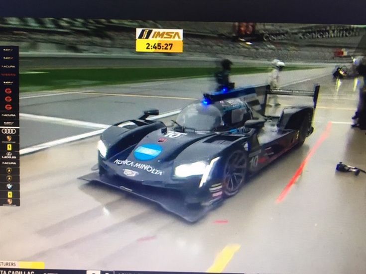 ALonso en el box con su Cadillac nº 10