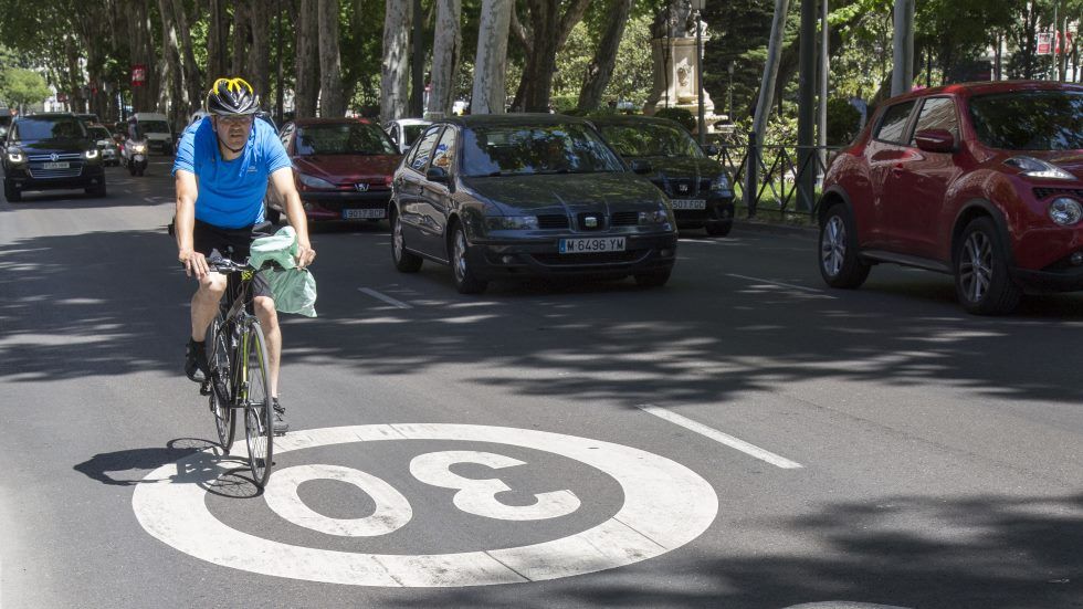 Las normas urbanas, límites de velocidad y multas que la DGT aprobará por decreto 