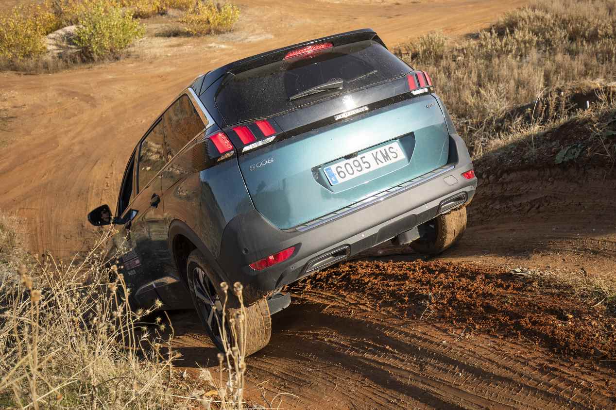 Comparativa: Nissan X-Trail dCi vs Peugeot 5008 BlueHDi