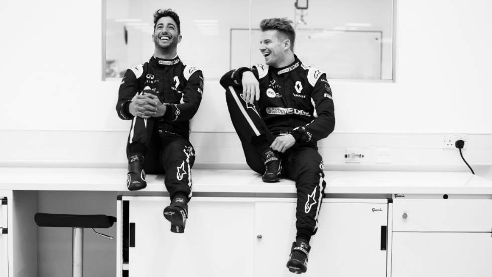 Daniel Ricciardo sonríe junto a Nico Hulkenberg