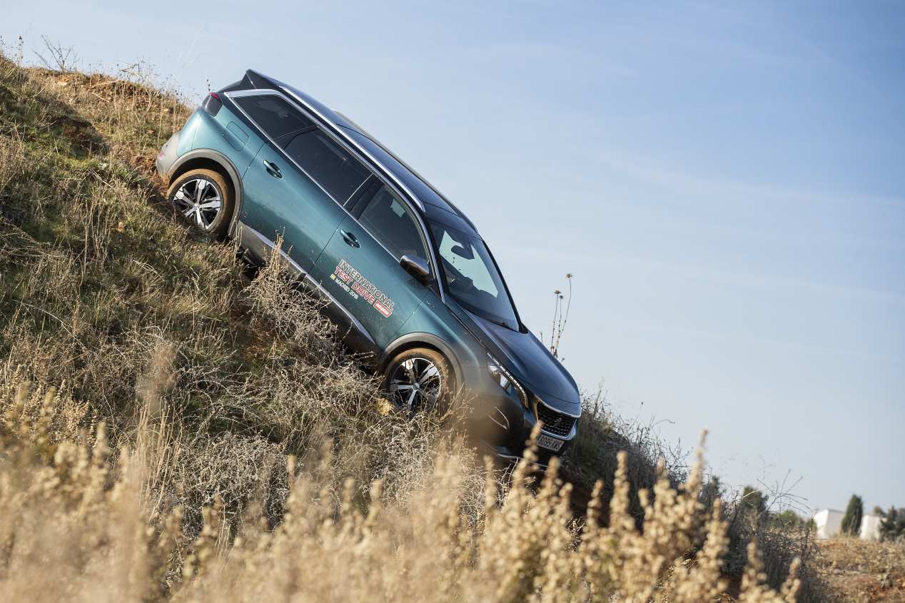 Comparativa: Nissan X-Trail dCi vs Peugeot 5008 BlueHDi