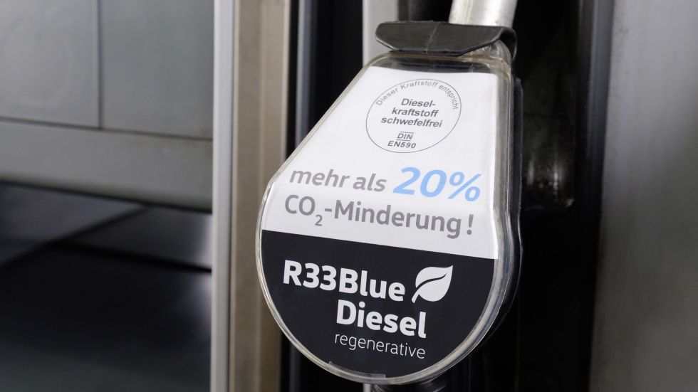 Qué es el Diesel R33: el nuevo gasóleo azul para tu coche que rebajará emisiones