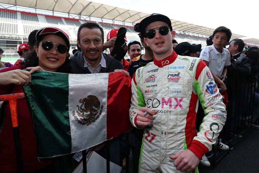 Patricio O'Ward firmando autógrafos en el ROC México