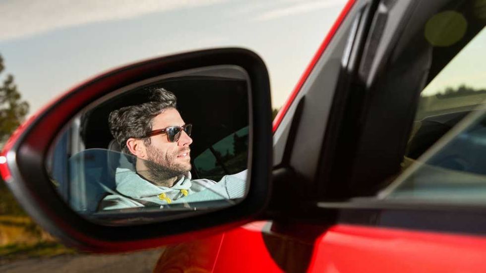 Las multas por golpear el retrovisor de un coche
