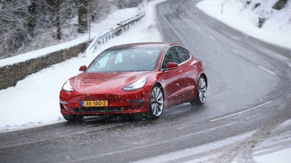 A prueba el Tesla Model 3, el súper eléctrico “rival” de BMW M3 y Audi RS 4