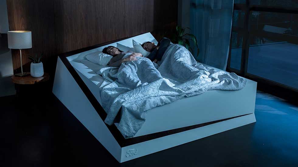 ¡Qué invento! La cama de Ford que devuelve a tu pareja “a su carril”, en VÍDEO