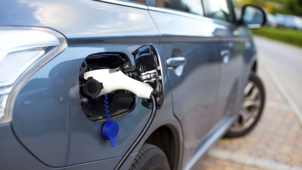 El Gobierno aprueba por decreto ayudas de 6.000 € para comprar coches eléctricos