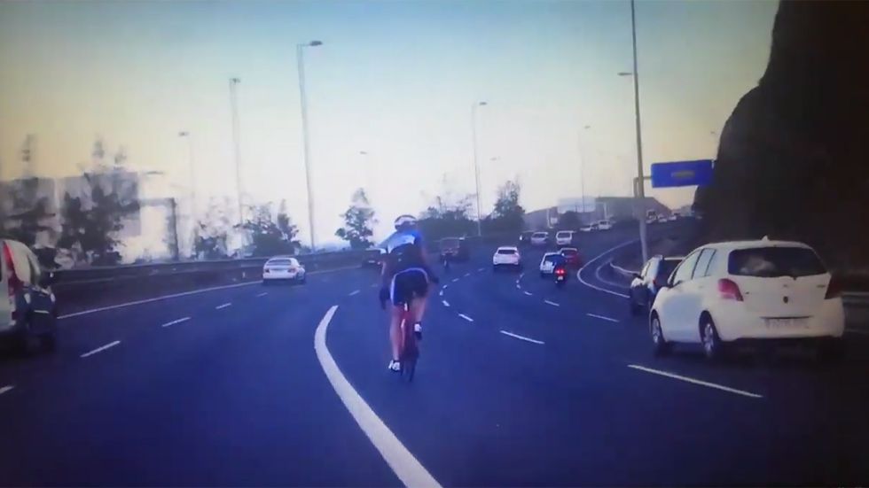 Graban en España a ciclistas por medio de una autovía… ¡de 5 carriles!