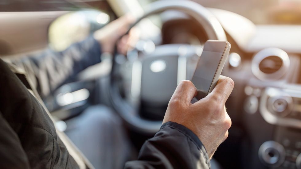 Cómo usar el móvil en el coche sin peligro, ni que te multen