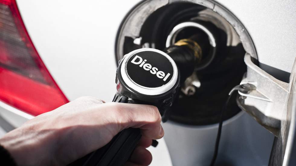 De la prohibición al consenso, así ha cambiado la actitud del Gobierno respecto al Diesel