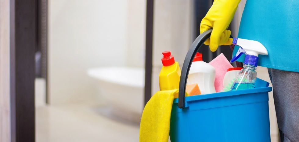 La limpieza de casa contamina más que los coches
