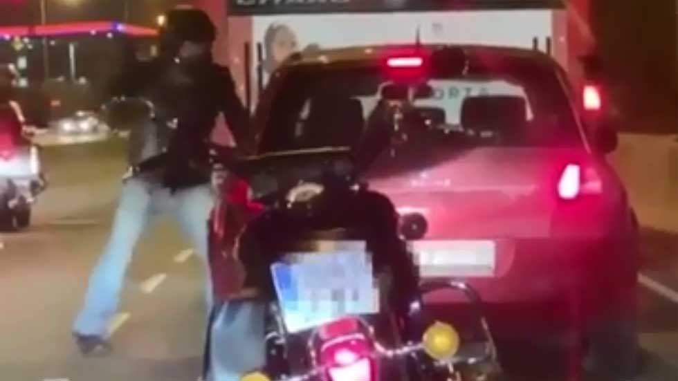 Agredido en mitad de la carretera por un motorista, la policía lo analiza