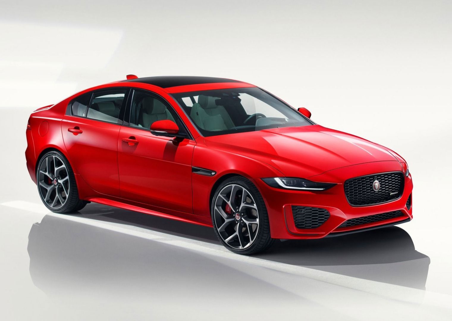 Jaguar XE, la berlina se renueva en Ginebra