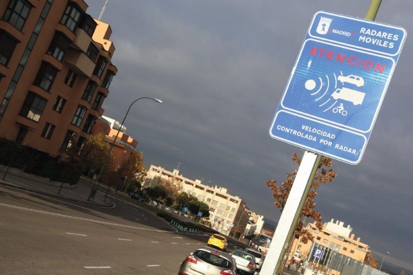 ¿Cómo distinguir un radar real de uno de pega? La DGT te da alguna pista…
