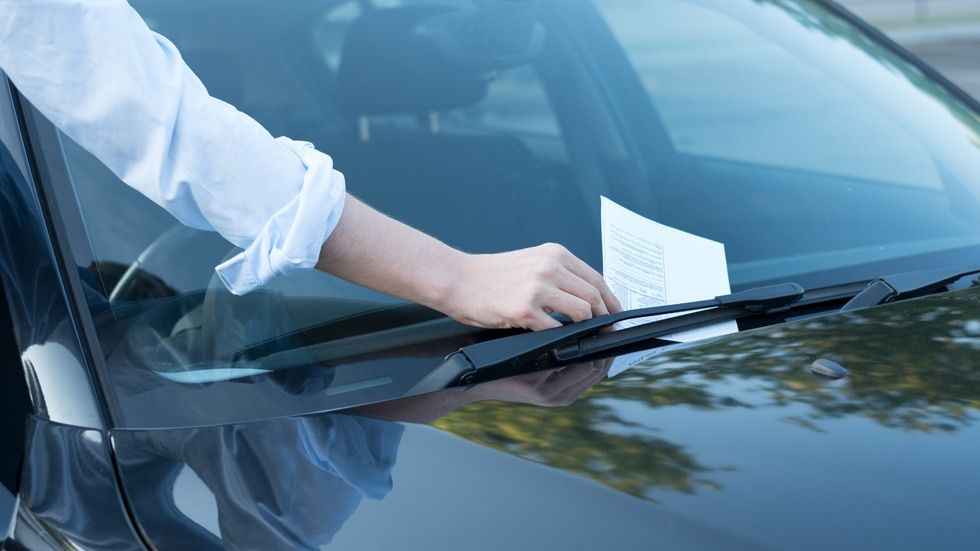 Retiraban multas de tráfico a conocidos y amigos con datos de otra persona