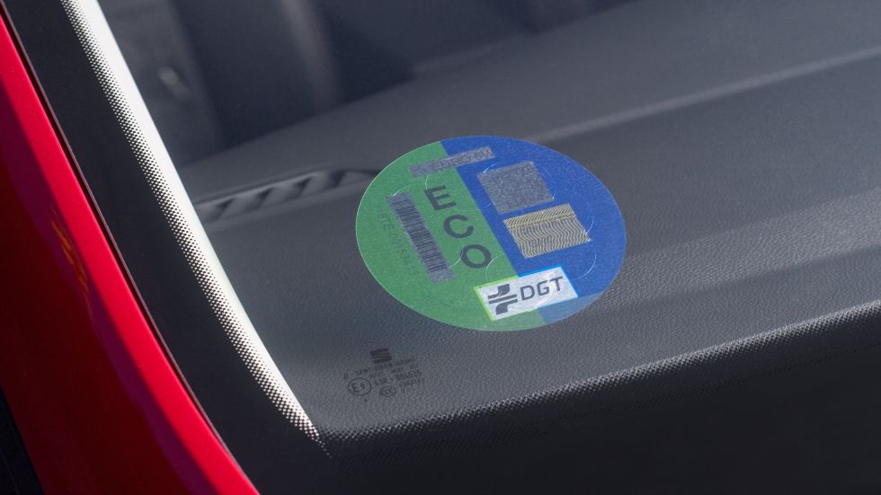 Tráfico podría revisar, por injustas, las etiquetas de la DGT para coches