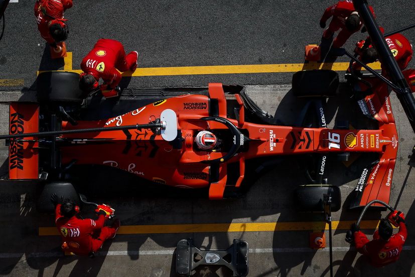Cambio de gomas para Leclerc (Ferrari) en los pasados test del Circuit