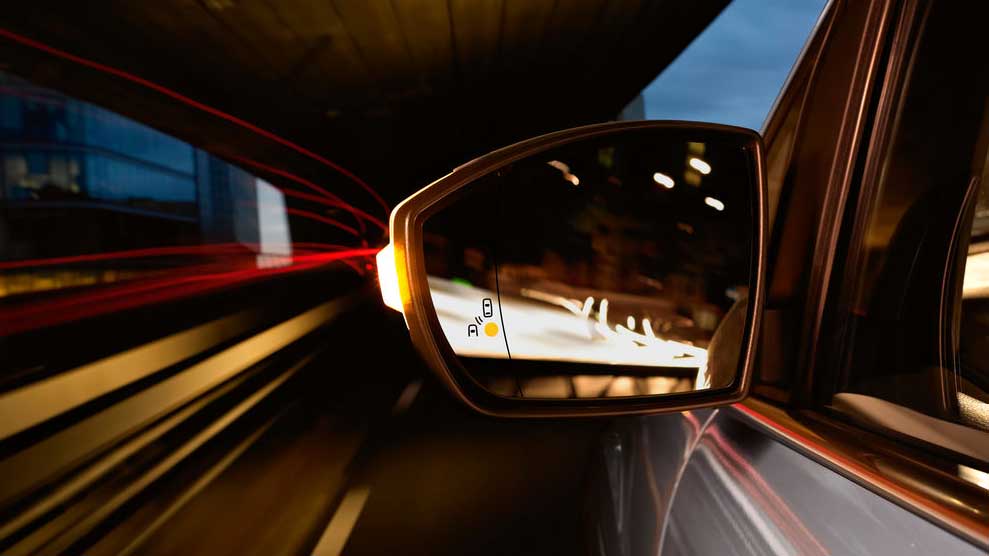 Vuelve el timo del retrovisor: así te intentan estafar 2.000 € con tu coche