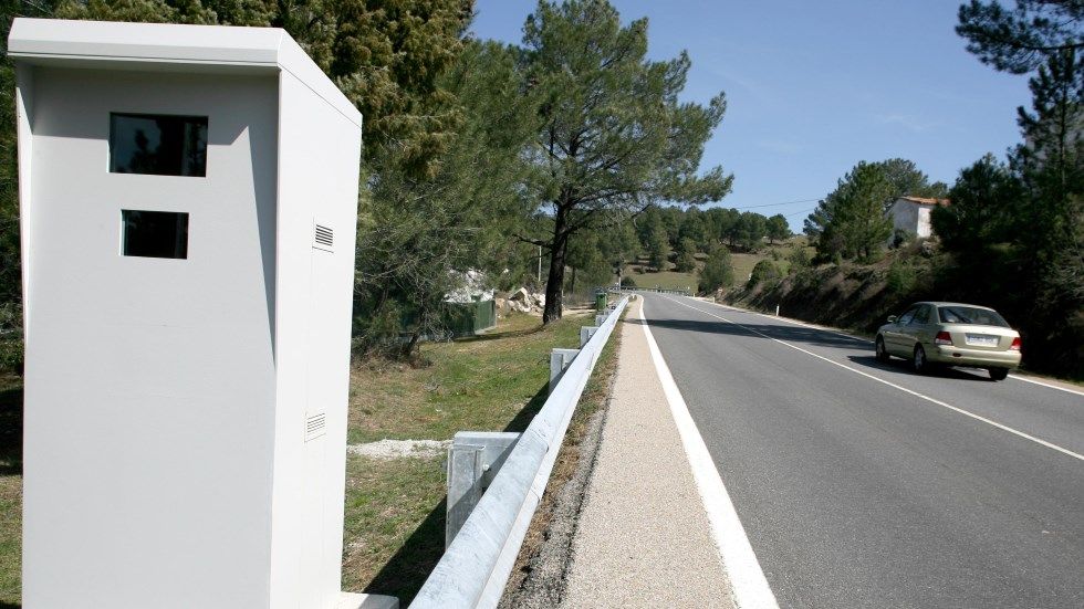 Culpa a su padre muerto hace 7 años de una multa de velocidad