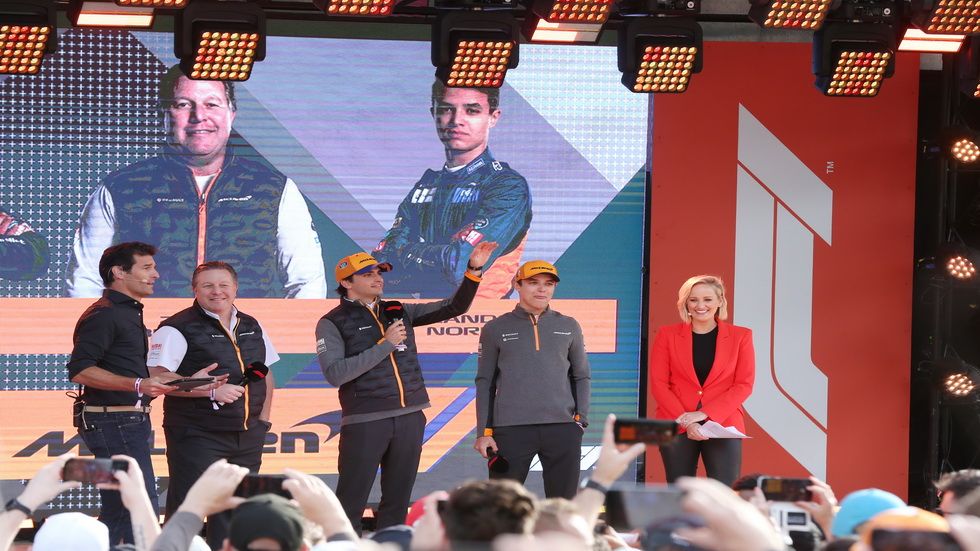 Sainz junto a Norris y Zak Brown en el estrado durante la ceremonia inaugural