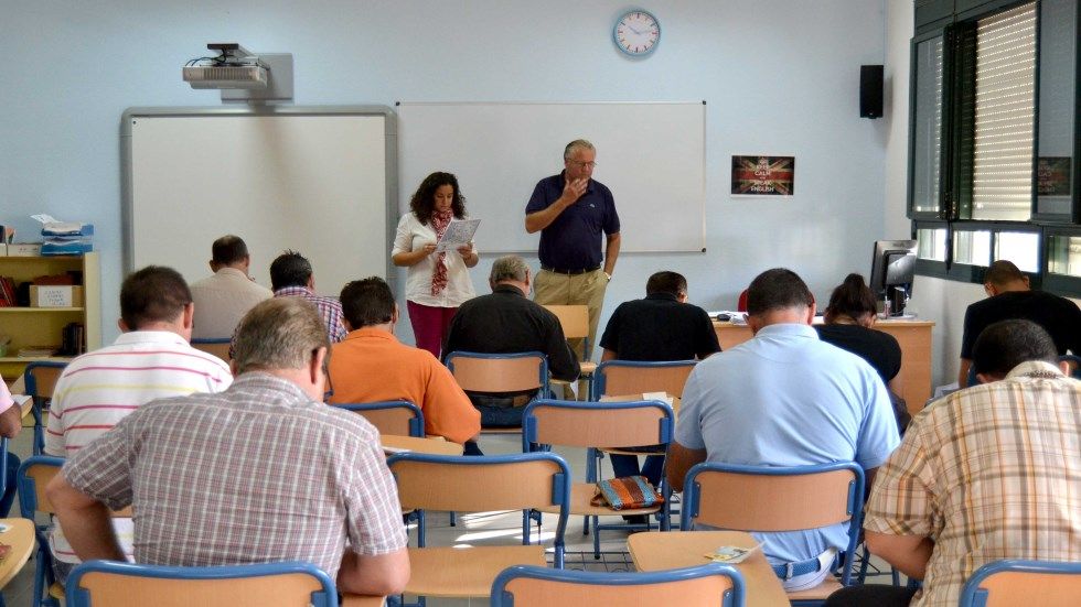 Detenidos por copiar el teórico del carné por cámara con su profesor