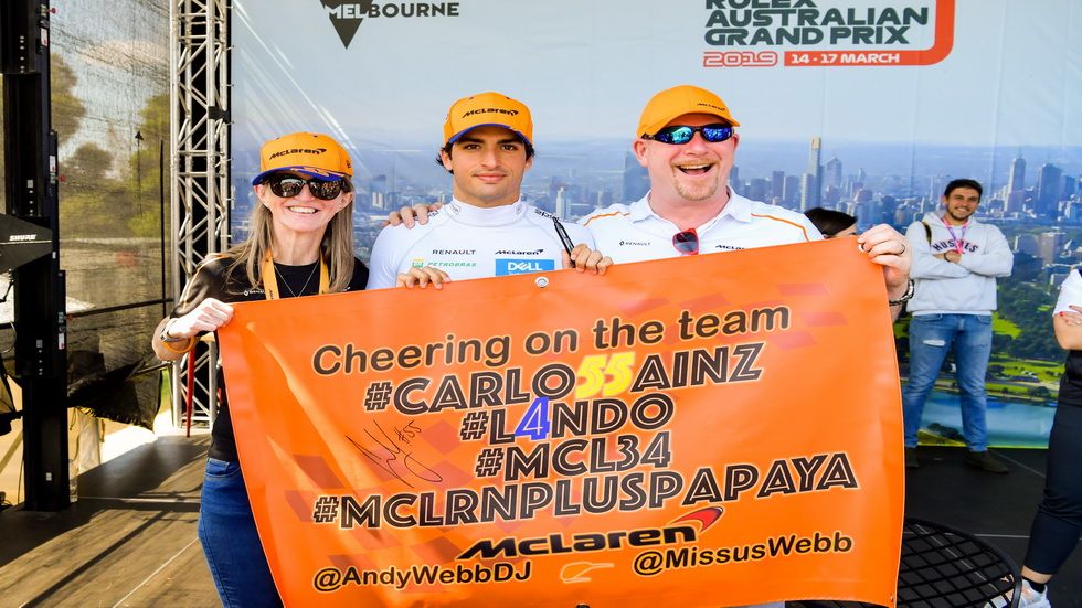 Sainz, esta mañana en Melbourne, junto a unos aficionados