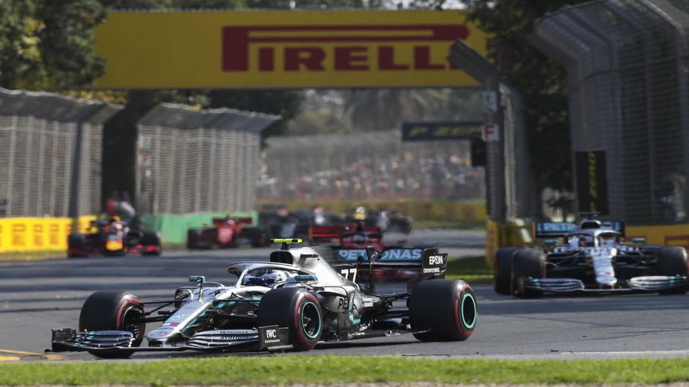 Bottas delante de Hamilton en la salida