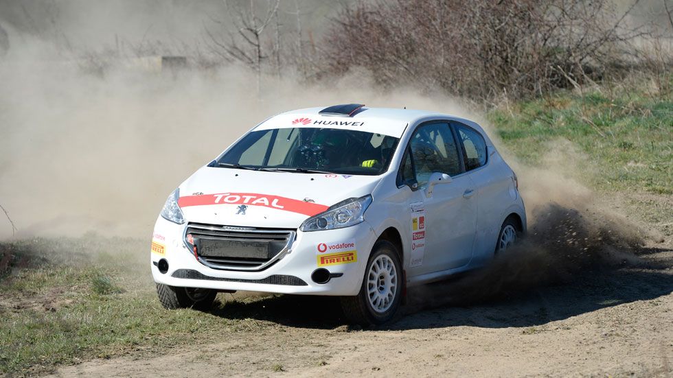Al volante del Peugeot 208 R2: un coche de rally superventas